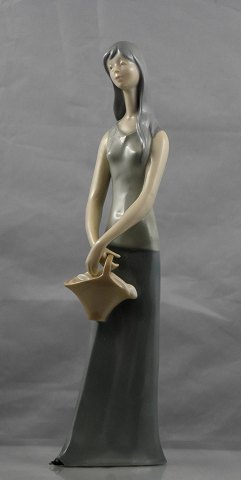 Spansk figur 
Kvinde m/blomsterkurv
porcelæn