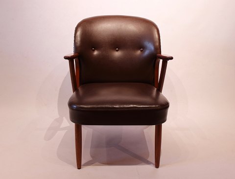 Hvilestol af mørkebrunt patineret læder og stel af teak træ, dansk design fra 
1940erne.
5000m2 udstilling.

