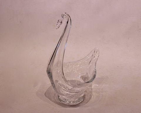 Vase in the shape of a swan of crystal glass from the 1960s.
5000m2 showroom.