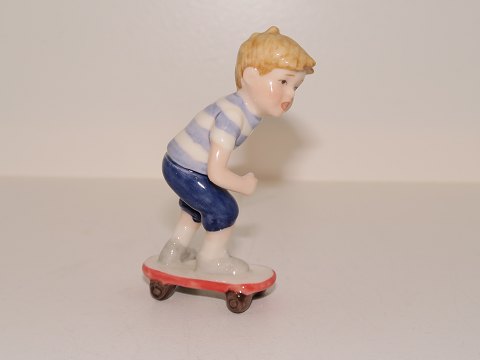 Royal Copenhagen figurine
Mini boy on skateboard