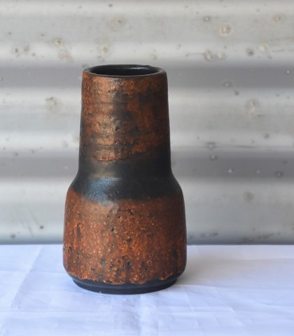 Axel Brüel
Brun vase
keramik