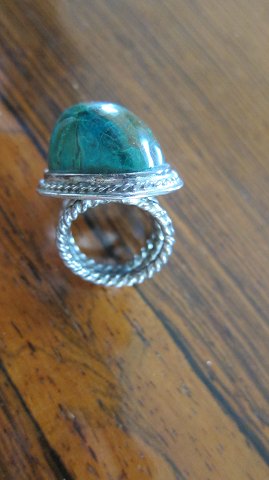 Ring af sølv med smuk grøn sten, - en meget smuk og præsentabel ringBemærk sølvsmedens smukke snoede sølvarbejdeStørrelse ca. 53Se også varenr. 369165 for tilhørende armring/armbånd
