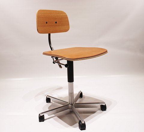 KEVI 2533 office chair in oak and leather by Jørgen Rasmussen and Engelbrechts.
5000m2 udstilling.
