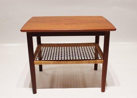 Sidebord i teak med flethylde af dansk design fra 1960erne.
5000m2 udstilling.