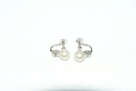 Elegante Øreringe med perle i 14 karat hvidguld og med brillianter