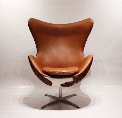 The Egg, model 3316, special edition, designed by Arne Jacobsen in 1958 and 
manufactured by Fritz Hansen.
5000m2 showroom.