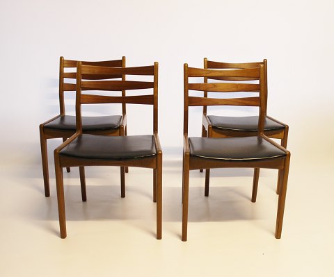 Et sæt af fire spisestuestole, model 323, i teak og sort læder, af dansk design 
og fremstillet hos Slagelse Møbelværk i 1960erne.
5000m2 udstilling.