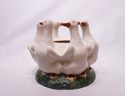 Ceramic dish decorated with geese, in great vintage condition.
5000m2 showroom.