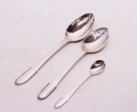 Dinner spoon, dessert spoon and coffee spoon in "Bullet" by Georg Jensen.
5000m2 showroom.