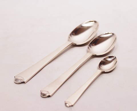 Dinner spoon, dessert spoon and teaspoon in Heritage silver no. 4 by Hans 
Hansen.
5000m2 showroom.