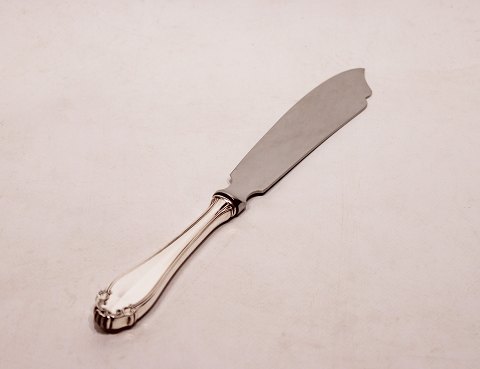 Kagekniv i andet mønster af tretårnet sølv.
5000m2 udstilling.