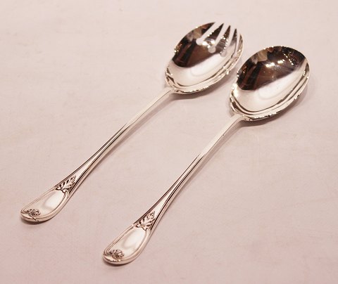 Salad servers in other pattern of hallmarked silver.
5000m2 showroom.
