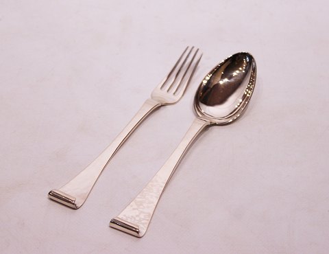 Middagsgaffel og middagsske i andet mønster af sølv.
5000m2 udstilling.