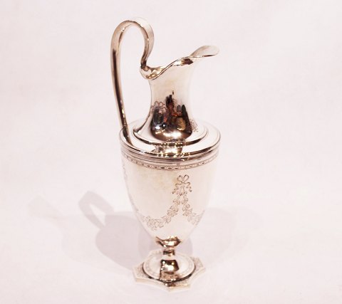 Water jug of hallmarked silver, decorated with pattern.
5000m2 showroom.