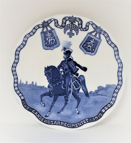 Royal Copenhagen. Gedenk Teller # 135. Gardehusar Teller. 150. Jahrestagsteller. 
1912. Durchmesser 24 cm.