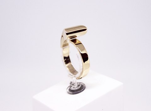 Enkel ring af 14 kt. guld stemplet Sandbjerg.
5000m2 udstilling.
