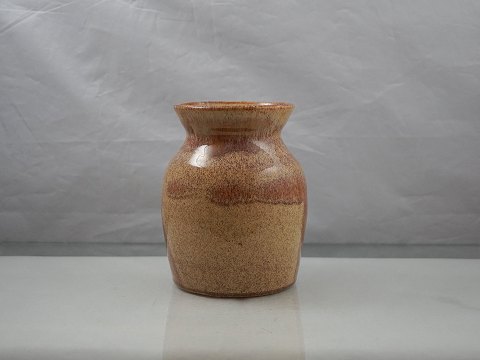 Lysebrun keramik vase
