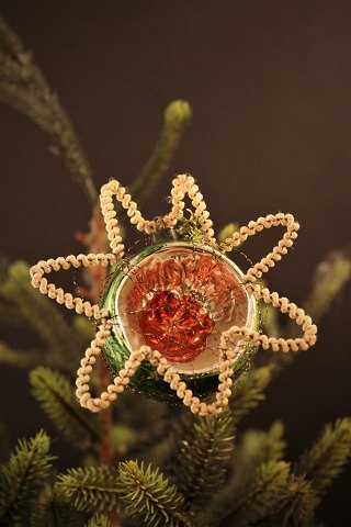 Gammel julekugle i glas fra omkring år 1920 med dekoration.
Dia.:9cm.