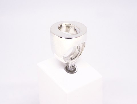 Kraftig ring af 925 sterling sølv og stemplet H&H.
5000m2 udstilling.