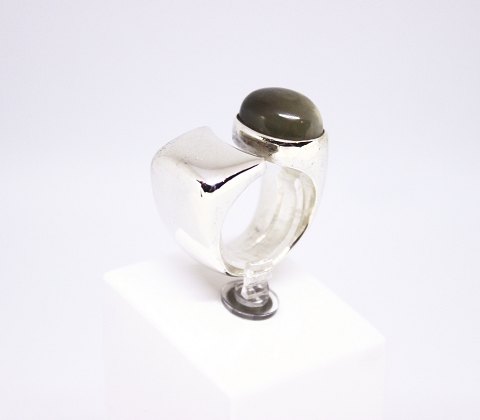 Kraftig ring af 925 sterling sølv og dekoreret med grøn jade, stemplet EIV.
5000m2 udstilling.
