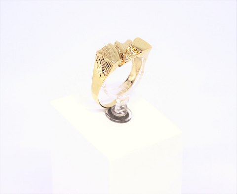 Ring of 14 carat gold with simpel design and stamped BC.
5000m2 showroom.