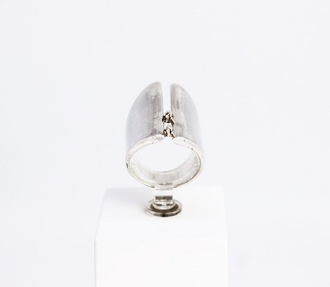 Bred ring af 925 sterling sølv af enkelt design.
5000m2 udstilling.