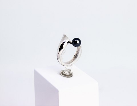 Ring of 925 sterling silver and decorated with bloodstone pearl.
5000m2 showroom.