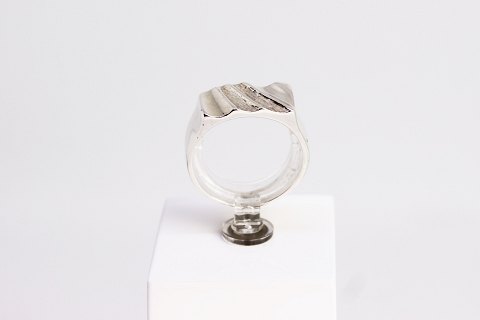 Enkel ring af 925 sterling sølv og stemplet SH.
5000m2 udstilling.