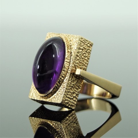 Flemming Lund; A 14k gold ring set with an amethyst