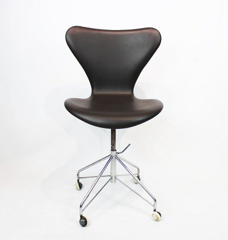 Series Seven office chair, model 3117, by Arne Jacobsen and Fritz Hansen from 
the 1950s.
5000m2 showroom.