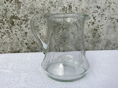 Glass jug
With flower carvings
* 275kr