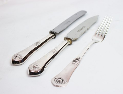 Middagskniv, fiskekniv og frokostgaffel i Rose, tretårnet sølv.
5000m2 udstilling.