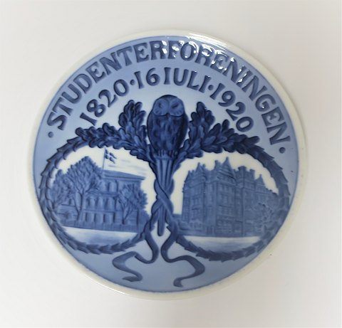 Royal Copenhagen. Commemorative plate # 197. Student Association. 1920. Diameter 
18 cm.