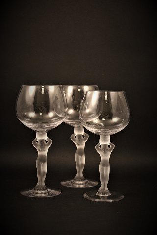 Dekorative gamle vin glas fra 70/80érne i krystalglas med fod af kvinde som bære 
selve glasset.