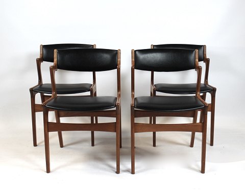 Sæt af fire spisestuestole i palisander og polstret med sort læder af dansk 
design og Nova Møbelfabrik fra 1960erne. 
5000m2 udstilling.