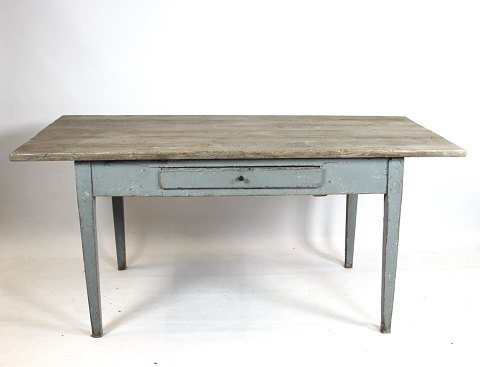 Gustavian grey painted desk from the 1780s.
5000m2 showroom.