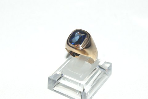Elegant herre ring med blå sten  i 14 karat guld