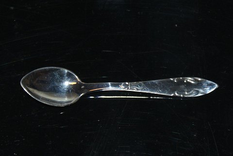 Delt Lilje Sølv Saltske
Frigast
Længde 7 cm.