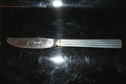 Bernadotte Lunch Knife Long handle # 24
Produced by Georg Jensen.