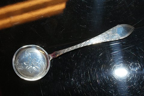 Petit four spoon Empire Silver With initials Engraved
year 1908
Length 14 cm.