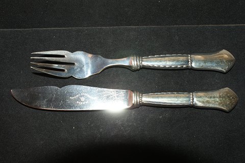 Fiskebestik Louise Sølv
Cohr Fredericia sølv
Kniv længde 19,5 cm.
Gaffel 17,5 cm.