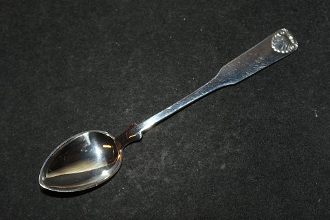 Coffee spoon / Teaspoon Mussel Silver with engraved initials
Fredericia Silver, W & S.Sørensen. with more
Length 12 cm.