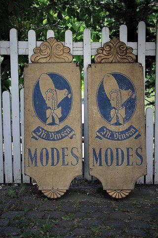 Old shop sign from around 1900 in painted wood with a super fine patina. TH. 
Dinsen "MODES"
H:112cm. B:40cm.