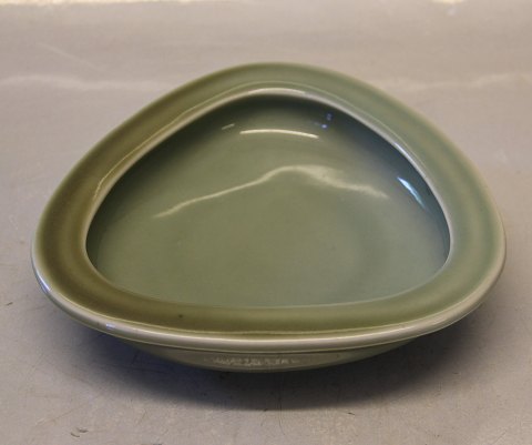 20162 Kgl. Jadegrøn  Trekantet skål 16.5 cm, Bode Willumsen, marts 1928 Kongelig 
Dansk Stentøj Celadon
