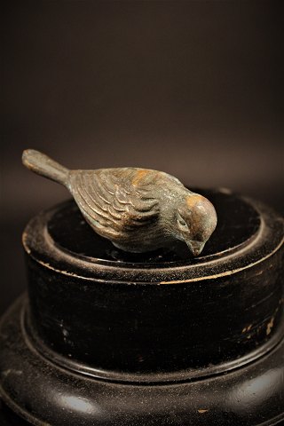 Gammel bronze fugl med fin patina.
H:3,5cm. L:9cm.