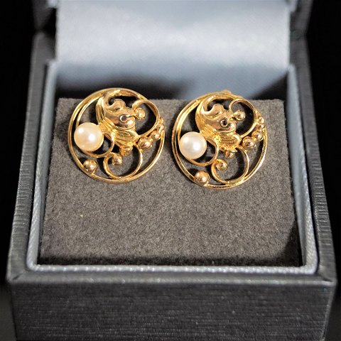 Viggo Wollny; Earclips of 14k gold with pearls
