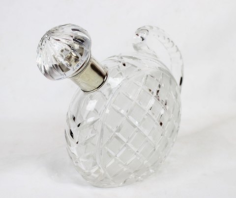 Decanter of crystal glass decorated with hallmarked silver.
5000m2 showroom.