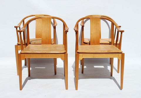 Et sæt af fire Kina stole, model 4283, af Hans J. Wegner og Fritz Hansen.
5000m2 udstilling.