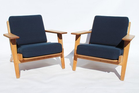 Et par armstole, model GE290,  af Hans J. Wegner og GETAMA fra 1960erne.
5000m2 udstilling.