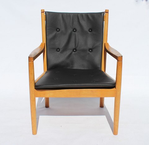 Armchair - Model 1788 - Wooden back in Beech Wood - Cushions in Black leather - 
Hans J. Wegner - Fritz Hansen - 1978